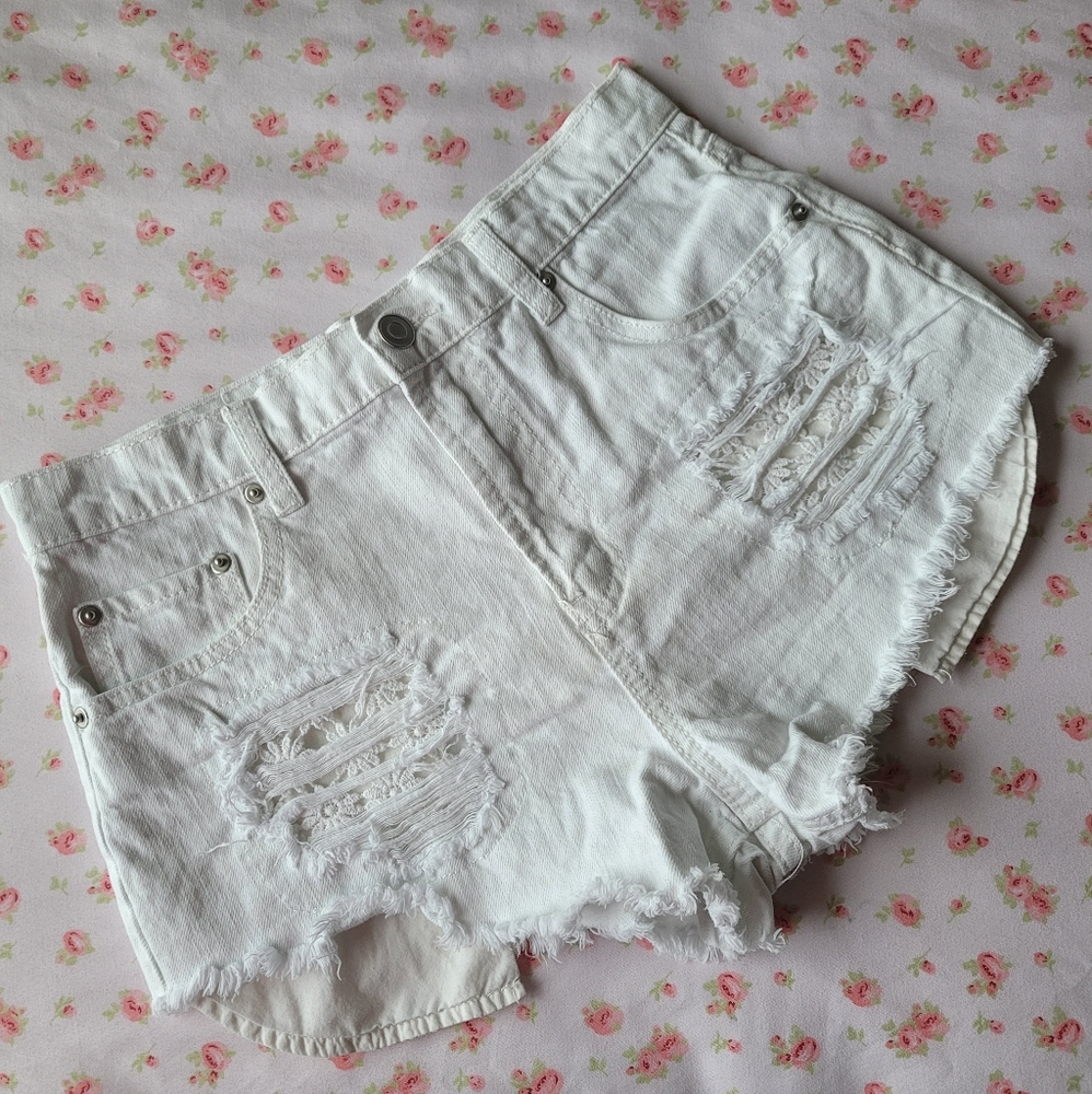 Flower crochet pockets distressed short